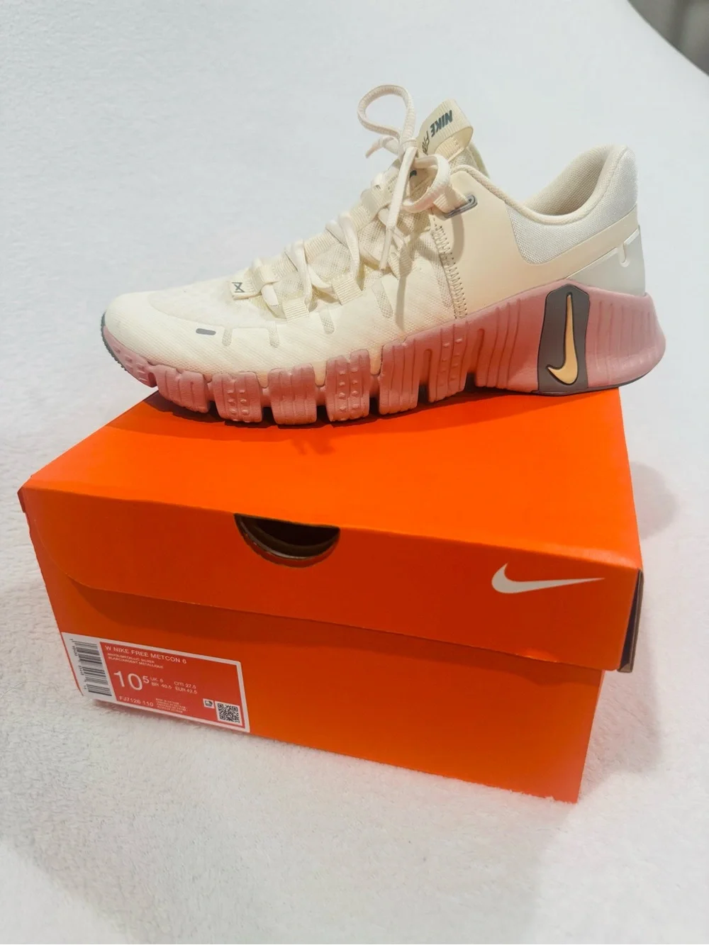 Women’s Nike Metcon 6. Cream and pink.